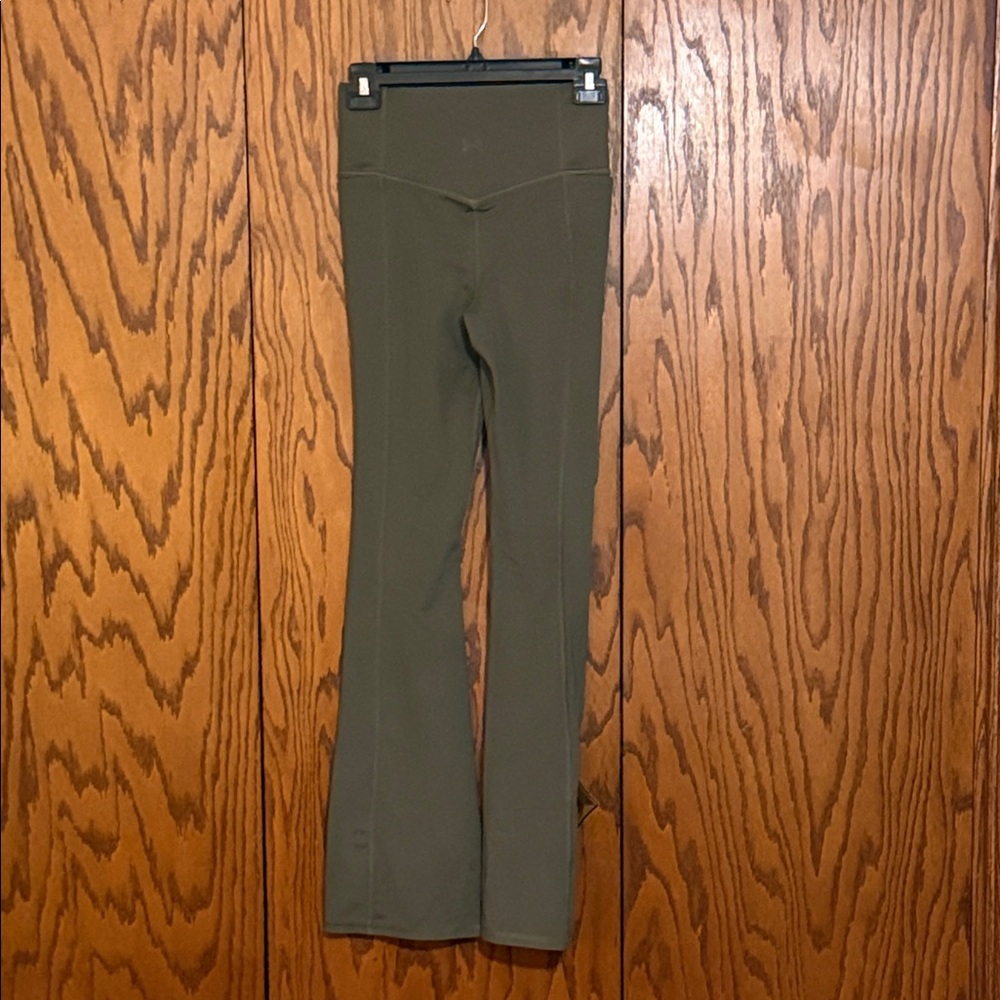 Under Armour Women’s Small Olive Green Flare Leggings Stretch EUC - Picture 3 of 8